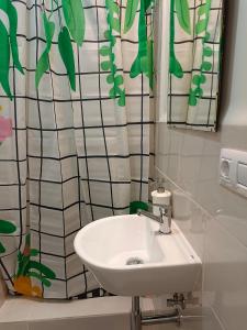 łazienka z umywalką i zasłoną prysznicową w obiekcie Apartamentos Carrillo 6 w mieście Santa Cruz de Tenerife