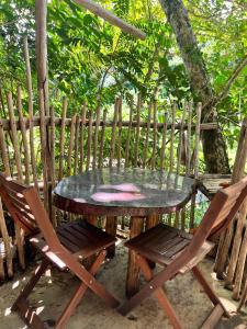 een tafel en twee stoelen naast een tafel bij Taino Beach Lofts in El Valle