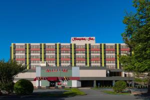 un gran edificio con un cartel encima en Hampton Inn Boston-Natick, en Natick