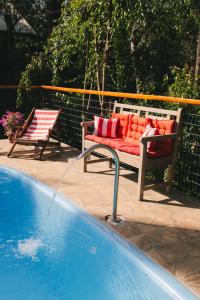 basen z kanapą i krzesłem obok basenu w obiekcie Recanto de Encantos w mieście Campos do Jordão
