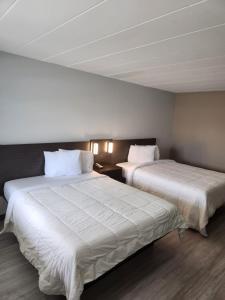 Кровать или кровати в номере Royal Inn Hotel