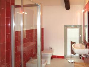 a bathroom with a shower and a toilet and a sink at Cà Mia - Casa vacanze nelle vigne del Barolo in Serralunga d'Alba