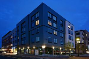 un edificio nero su una strada di città di notte di Hampton Inn Salem, Ma a Salem