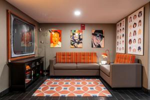 ein Wohnzimmer mit einem Sofa und einem Flachbild-TV in der Unterkunft The Verve Boston Natick, Tapestry Collection by Hilton in Natick