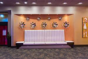 The Verve Boston Natick, Tapestry Collection by Hilton的休息区