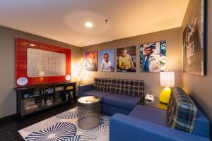 The Verve Boston Natick, Tapestry Collection by Hilton的休息区