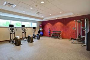 um ginásio com passadeiras e equipamento cardiovascular numa sala em Home2 Suites By Hilton Walpole Foxborough em Foxborough