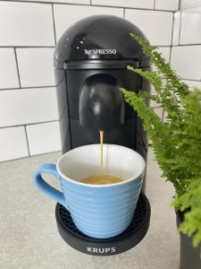 Una cafetera está haciendo una taza de café en The Mount Somerton Apartments - Somerset Private, Peaceful & 400 mtres from the village en Somerton