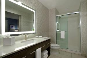 Home2 Suites By Hilton Beaumont, Tx的一间浴室