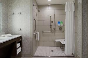 博蒙特Home2 Suites By Hilton Beaumont, Tx的带淋浴和水槽的浴室