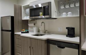 Home2 Suites By Hilton Beaumont, Tx的厨房或小厨房