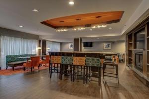 uma sala de estar com um bar e uma sala de jantar em Hampton Inn Bowie em Bowie