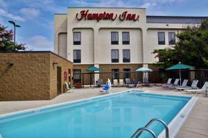 un hotel con piscina frente a un hotel en Hampton Inn Bowie, en Bowie