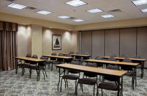 ein Klassenzimmer mit Tischen und Stühlen in einem Raum in der Unterkunft Hampton Inn and Suites-Brownsville in Brownsville
