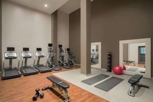 een fitnessruimte met een rij loopbanden en fitnessapparatuur bij Embassy Suites Brunswick in Brunswick