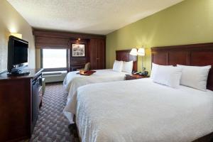 Un pat sau paturi într-o cameră la Hampton Inn I-10 & College Drive