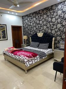 sypialnia z łóżkiem z czarno-białą tapetą w obiekcie Three Bedroom Villa w mieście Lahaur