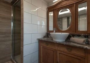 a bathroom with a sink and a glass shower at Les 4 bras Maison de vacances in Beauraing +32 photos