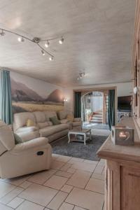 a living room with a couch and a table at Les 4 bras Maison de vacances in Beauraing