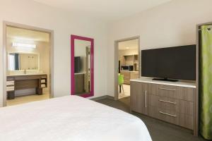 1 dormitorio con 1 cama y TV de pantalla plana en Home2 Suites By Hilton Williamsville Buffalo Airport en Williamsville