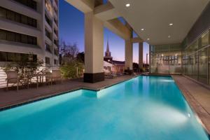 - une piscine au milieu d'un bâtiment dans l'établissement Embassy Suites Los Angeles Glendale, à Glendale