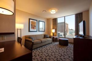 Posezení v ubytování Embassy Suites Buffalo