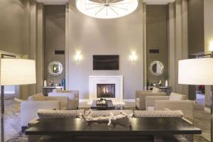 sala de estar con chimenea, sofá y sillas en Doubletree by Hilton Laurel, MD, en Laurel