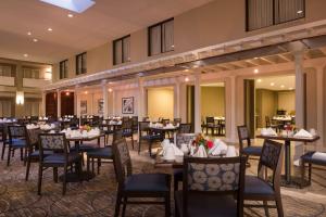 - un restaurant avec des tables et des chaises dans une salle dans l'établissement Doubletree by Hilton Laurel, MD, à Laurel