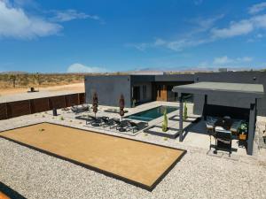 une maison avec une terrasse et une piscine dans l'établissement Black C House- Pool & Spa, à Joshua Tree