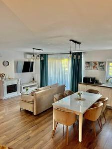 uma sala de estar com uma mesa e um sofá em Apartament 3 camere em Baia Mare