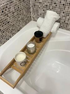 a bathroom with a bath tub with a toilet and towels at Apartament 3 camere in Baia Mare