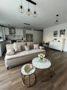 uma sala de estar com um sofá e duas mesas em Apartament 3 camere em Baia Mare