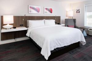 una habitación de hotel con una cama grande y una silla en Hilton Garden Inn Columbia Downtown, en Columbia