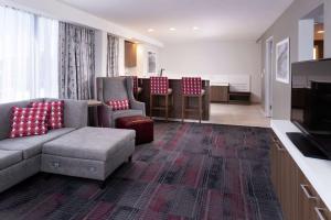 uma sala de estar com um sofá e uma sala de espera em Hilton Garden Inn Columbia Downtown em Columbia