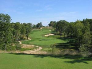 una vista aérea de un campo de golf con un green en Hampton Inn & Suites Canton en North Canton