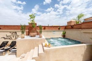 una piscina en la azotea de una casa en Riad Celema & Spa en Marrakech