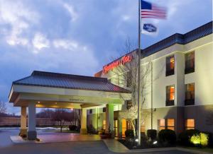 un hotel con una bandera americana delante de él en Hampton Inn Akron-Fairlawn, en Montrose