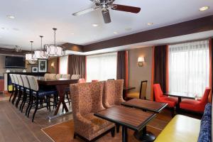 - un salon avec une table et une salle à manger dans l'établissement Hampton Inn Akron-Fairlawn, à Montrose