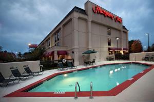 a hotel swimming pool in front of a hotel at Hampton Inn Atlanta-Newnan in Newnan