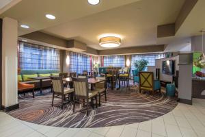 una sala da pranzo con tavoli e sedie in un hotel di Hampton Inn Atlanta-Newnan a Newnan