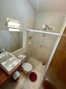 W łazience znajduje się toaleta, umywalka i prysznic. w obiekcie Pousada Bela Praia w mieście Jericoacoara