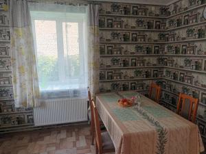 a dining room with a table with fruit on it at Dzīvoklis Tukuma centrā in Tukums