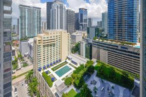 una vista aérea de una ciudad con edificios altos en Amazing City Views from Luxurious Condo At Brickell, en Miami