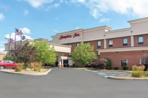 uma representação da frente de um centro comercial com estacionamento em Hampton Inn Akron-South em Akron