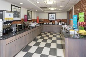 a restaurant with a cashierasteryasteryasteryasteryasteryasteryasteryasteryasteryastery at Hampton Inn Akron-South in Akron