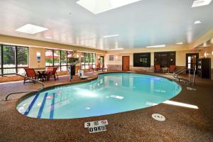 una gran piscina en una habitación de hotel en Hampton Inn Chicopee - Springfield en Chicopee