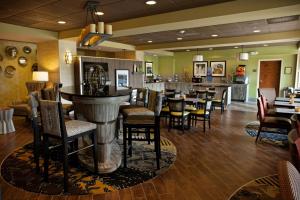 a bar in a restaurant with chairs and tables at Hampton Inn Carrollton in Carrollton