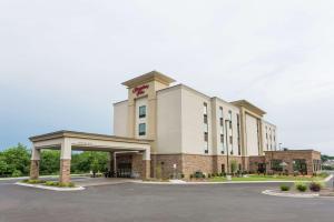 坎伯兰Hampton Inn Cumberland的带停车场的酒店效果图