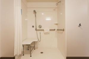 Hampton Inn Cumberland的一间浴室