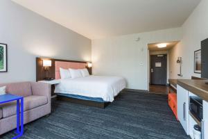 Hampton Inn Cumberland的电视和/或娱乐中心